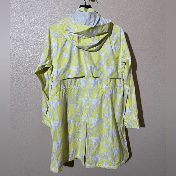 Descente Golf Stylish Yellow and White Women's Jacket - Picture 2 of 6